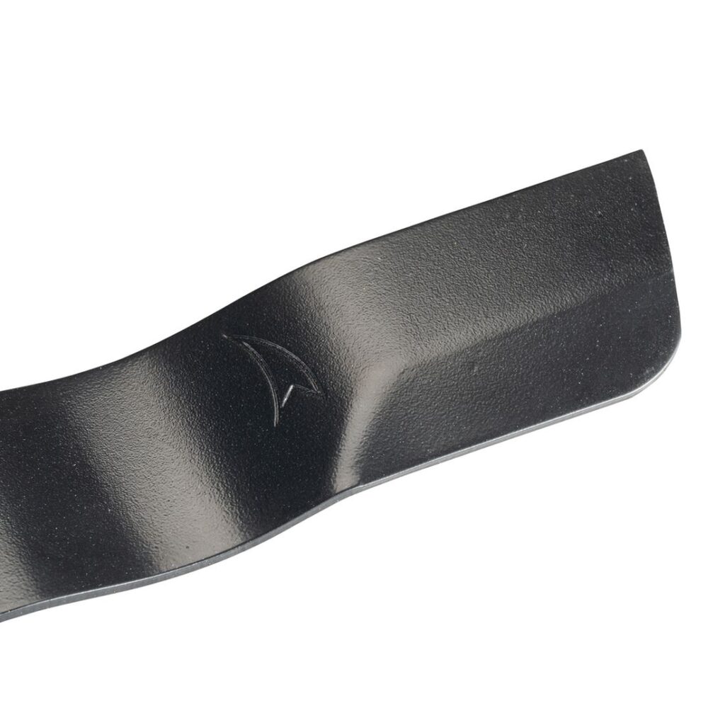 MAKITA Ruohonleikkurin terä 460 mm. Lähikuvassa Ruohonleikkurin terä 460 mm vasemmalta etuyläviistosta.