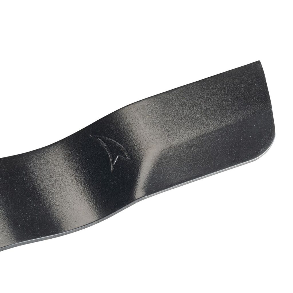 MAKITA Ruohonleikkurin terä 480 mm. Lähikuvassa Ruohonleikkurin terä 480 mm vasemmalta etuyläviistosta.