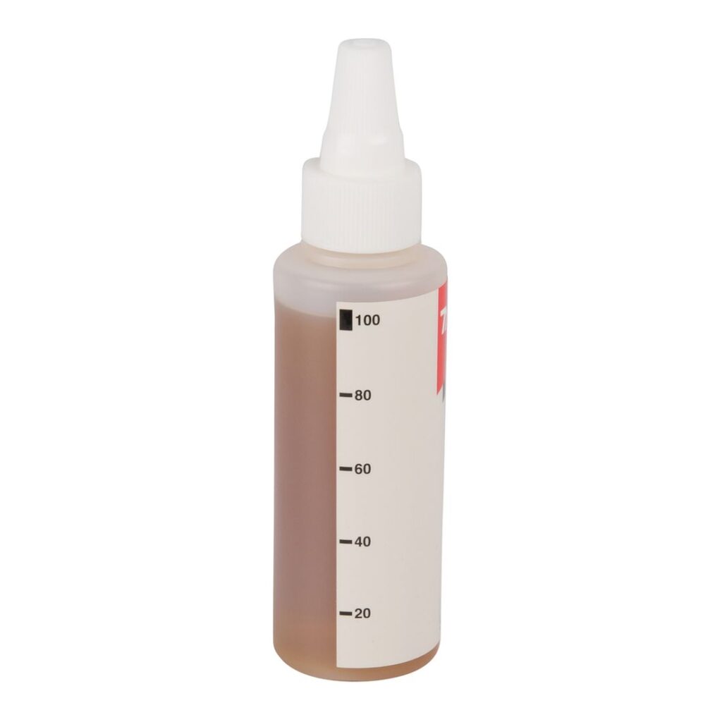 MAKITA 4tahti moottoriöljy 10W30, 100 ml Makita. Kuvassa 4tahti moottoriöljy 10W30, 100 ml Makita vasemmalta sivustapäin. Pullon mitta-asteikko nähtävissä.