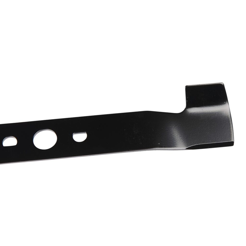 MAKITA Ruohonleikkurin terä 330 mm. Lähikuvassa Ruohonleikkurin terä 330 mm oikealta etuyläviistosta.