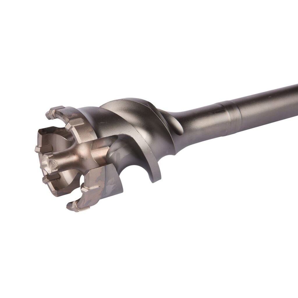 MAKITA SDSMAX läpivientiporanterä 45 x 990 mm. Lähikuvassa SDSMAX läpivientiporanterä 45 x 990 mm oikealta etuyläviistosta.