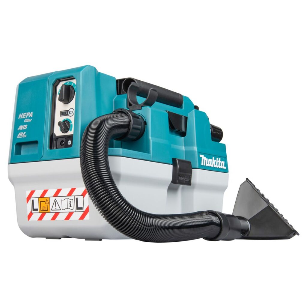 MAKITA Akkuimuri XGT. Kuvassa akkuimuri edestäpäin.