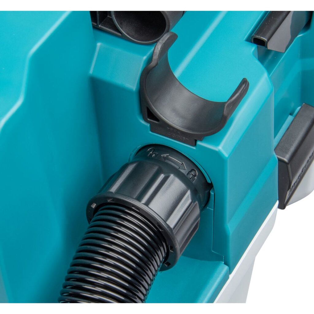 MAKITA Akkuimuri XGT. Lähikuvassa imuletku kiinnitettynä akkuimuriin.