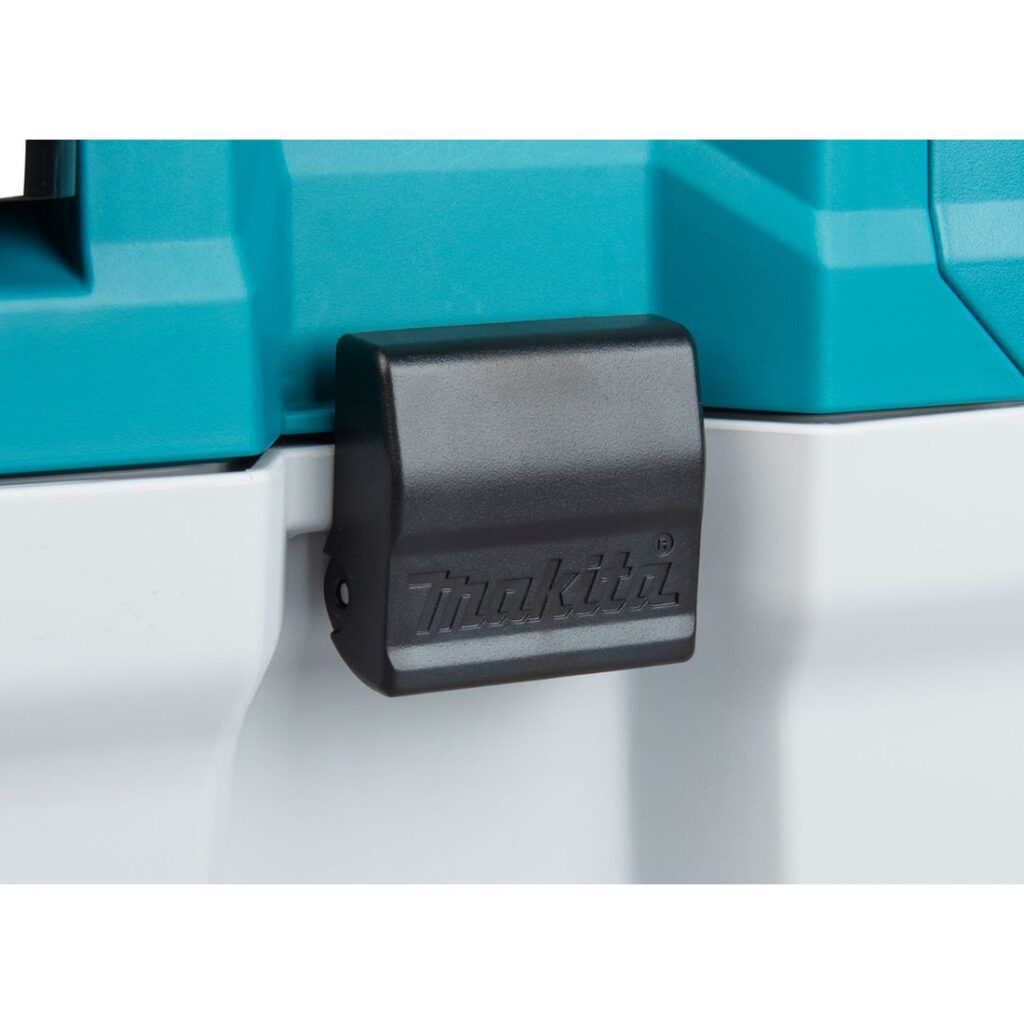 MAKITA Akkuimuri XGT. Lähikuvassa säiliön lukitusklipsi.