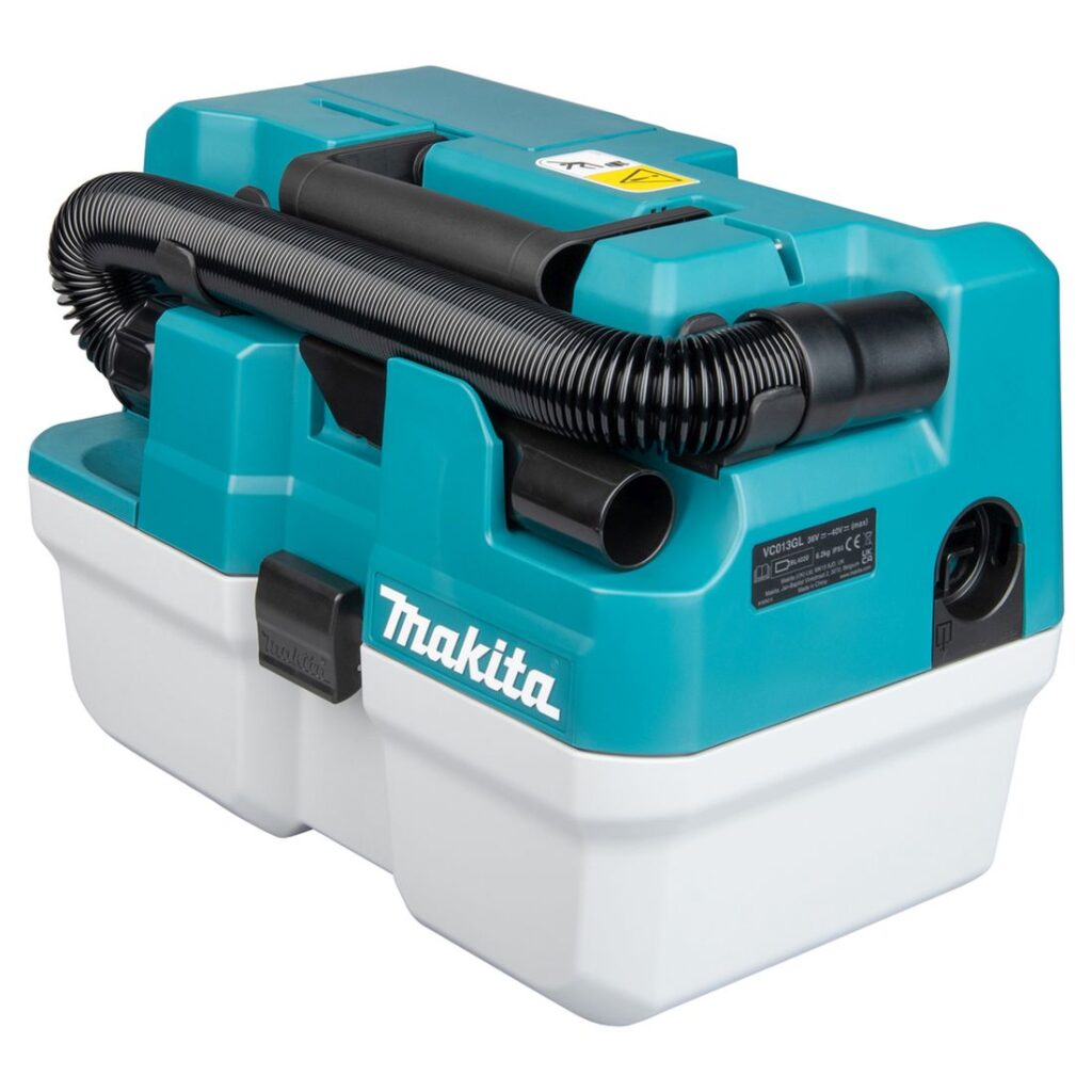 MAKITA Akkuimuri XGT. Kuvassa akkuimuri oikealta etuyläviistosta.