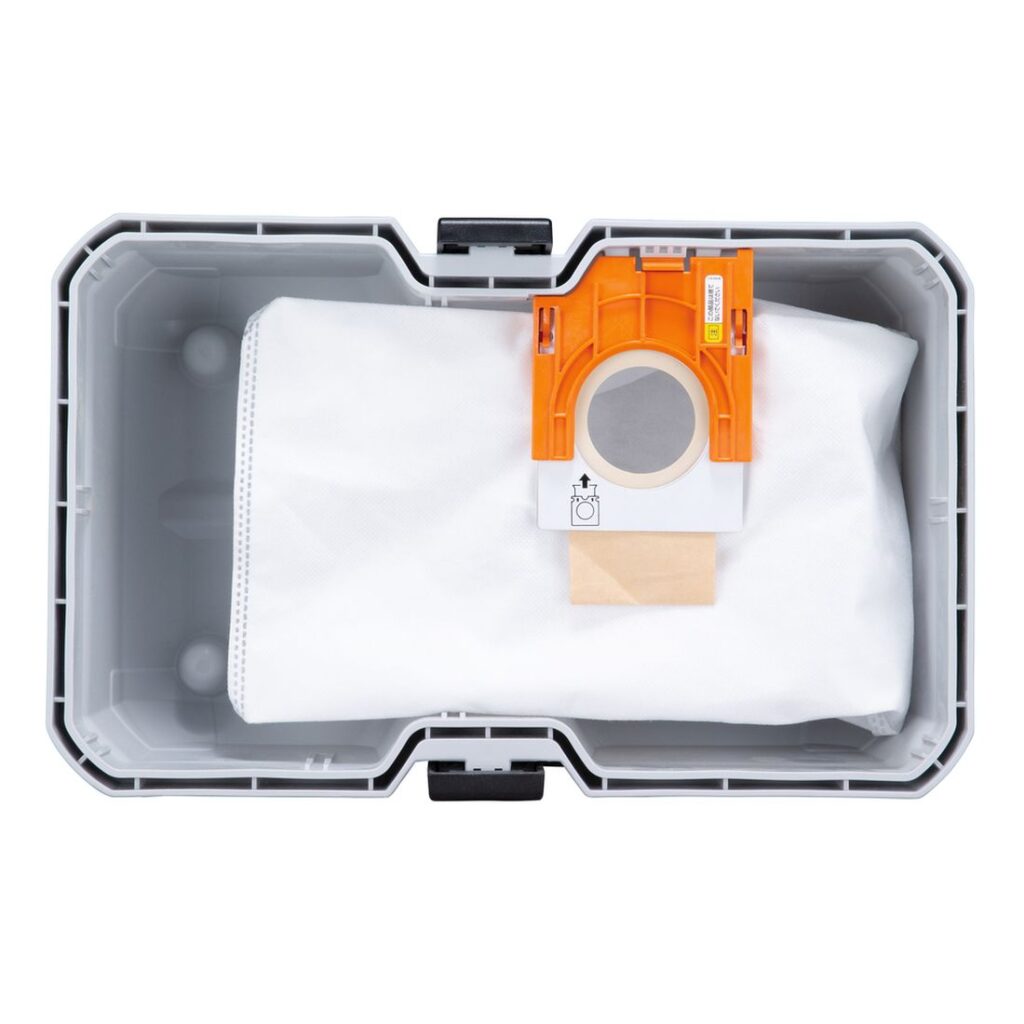 MAKITA Akkuimuri XGT. Kuvassa akkuimurin alaosa, jossa pölypussi kiinnitettynä. Kuva ylhäältäpäin.