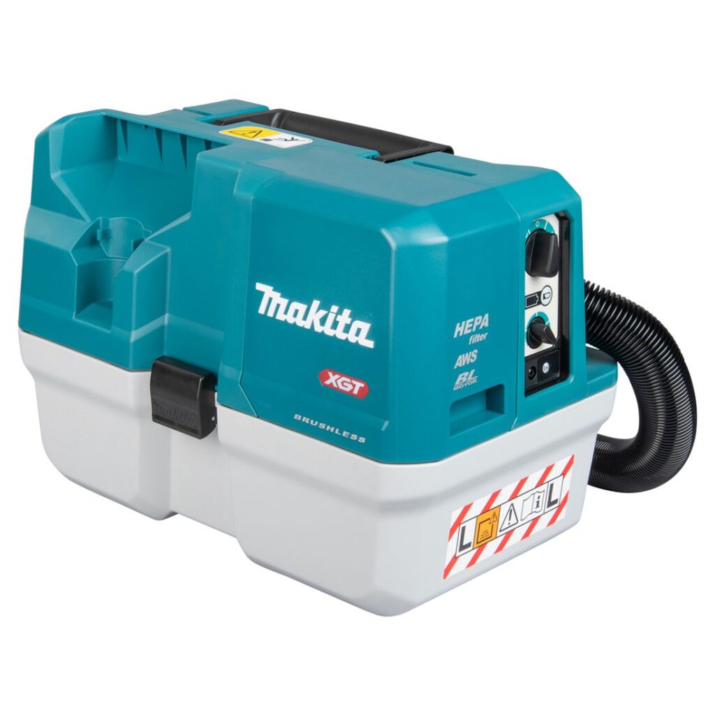 MAKITA Akkuimuri XGT. Kuvassa akkuimuri oikealta takayläviistosta.