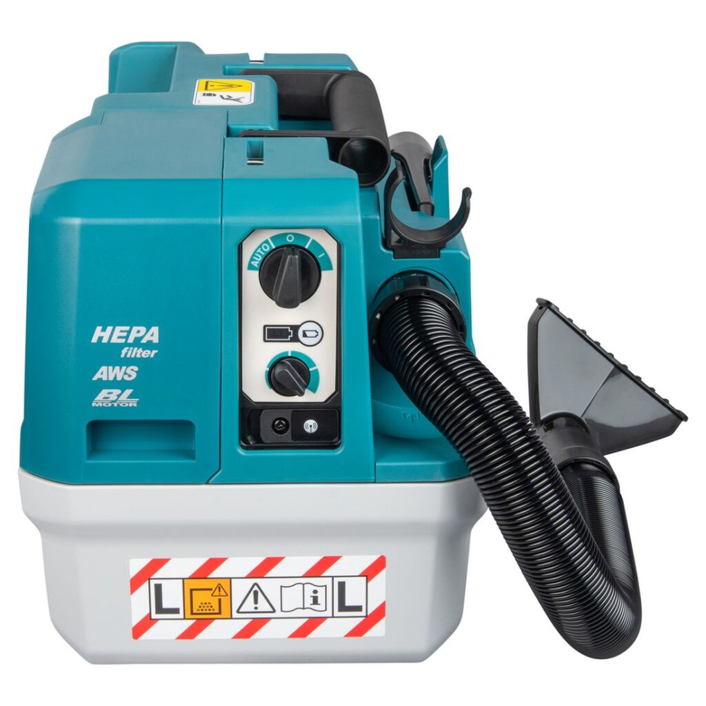 MAKITA Akkuimuri XGT. Kuvassa akkuimuri vasemmalta sivustapäin yläviistosta.