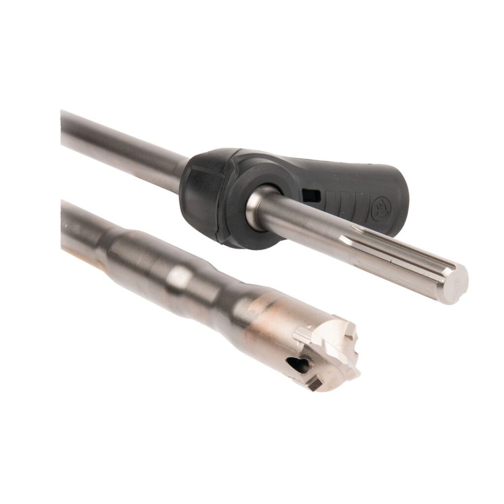 MAKITA SDS-MAX poranterä 28 x 700/900 mm pölynpoistolla B-64490. Lähikuvassa SDS-MAX poranterä 28 x 700/900 mm pölynpoistolla B-64490:n kiinnitys ja terän pää.