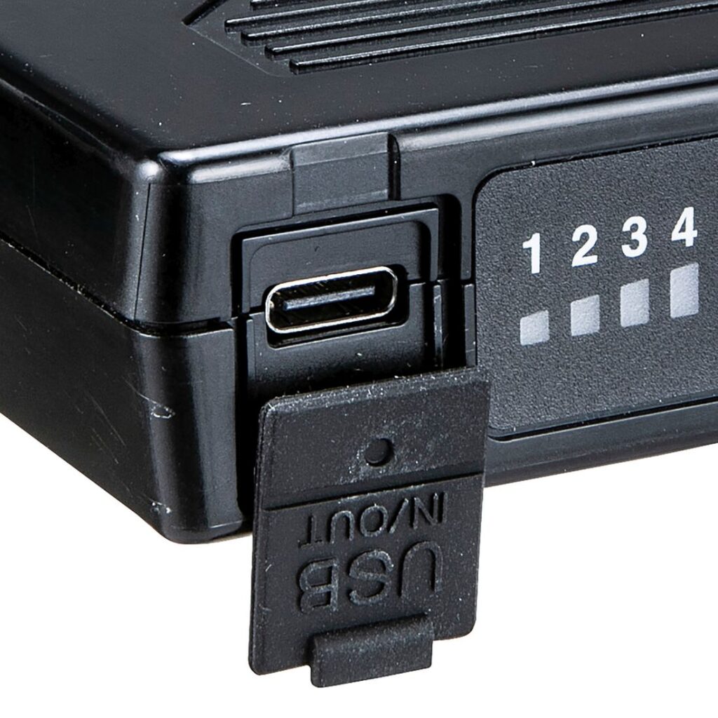 MAKITA Akku 16,75 Ah BL1055B. Lähikuvassa Akku 16,75 Ah BL1055B:n USB-C liitin vasemmalta etuyläviistosta.