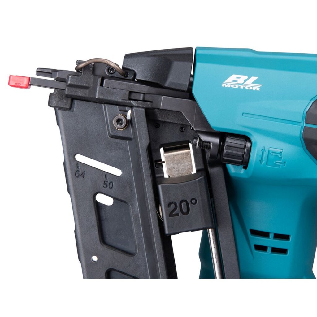 MAKITA Viimeistelynaulain LXT DBN601ZJ. Lähikuvassa Viimeistelynaulain LXT DBN601ZJ:n nokka sivustapäin oikealta.