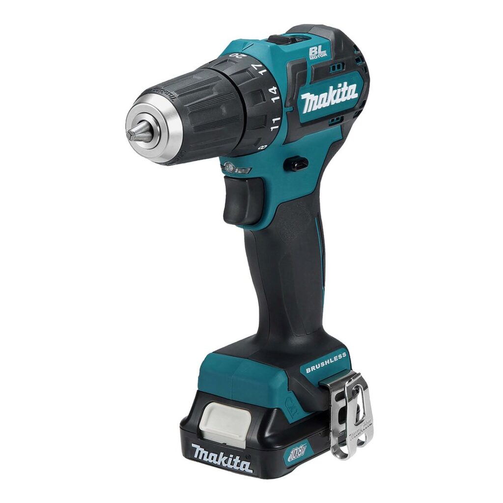 MAKITA Porakone CXT DF332DSAJ. Kuvassa Porakone CXT DF332DSAJ oikealta etuyläviistosta.