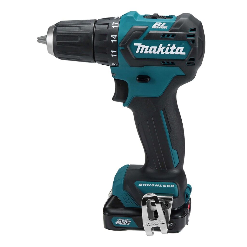 MAKITA Porakone CXT DF332DSAJ. Kuvassa Porakone CXT DF332DSAJ vasemmalta sivustapäin yläviistosta.