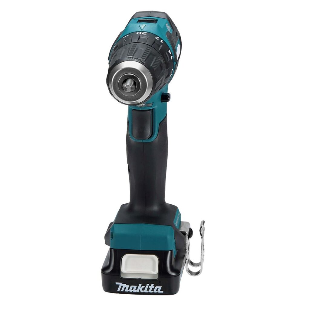MAKITA Porakone CXT DF332DSAJ. Kuvassa Porakone CXT DF332DSAJ edestäpäin yläviistosta.