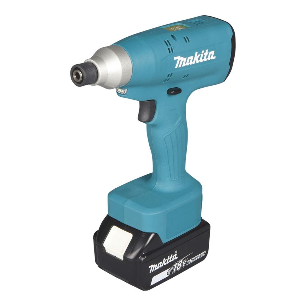 MAKITA Tarkkuusruuvinväännin LXT DFT060TMZ. Kuvassa Tarkkuusruuvinväännin LXT DFT060TMZ oikealta etuyläviistosta.