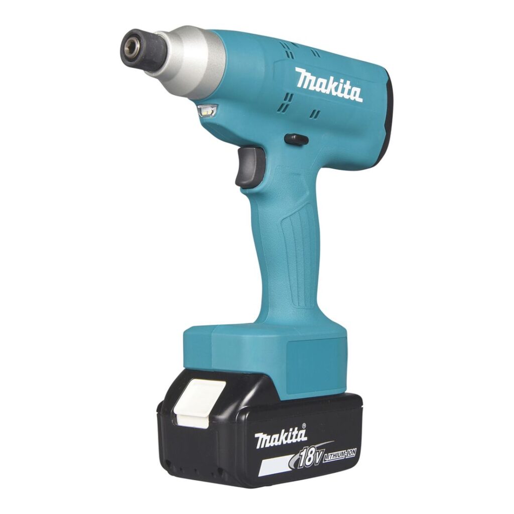 MAKITA Tarkkuusruuvinväännin LXT DFT060TMZ. Kuvassa Tarkkuusruuvinväännin LXT DFT060TMZ oikealta etuviistosta.