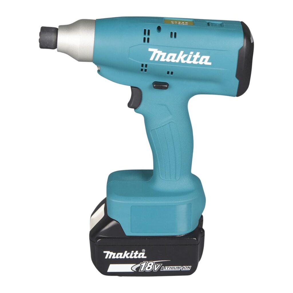 MAKITA Tarkkuusruuvinväännin LXT DFT060TMZ. Kuvassa Tarkkuusruuvinväännin LXT DFT060TMZ vasemmalta sivustapäin yläviistosta.