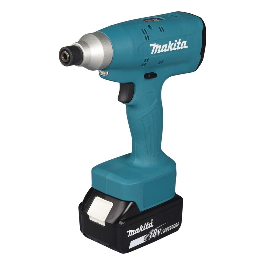 MAKITA Tarkkuusruuvinväännin LXT DFT120TMZ. Kuvassa Tarkkuusruuvinväännin LXT DFT120TMZ oikealta etuyläviistosta.