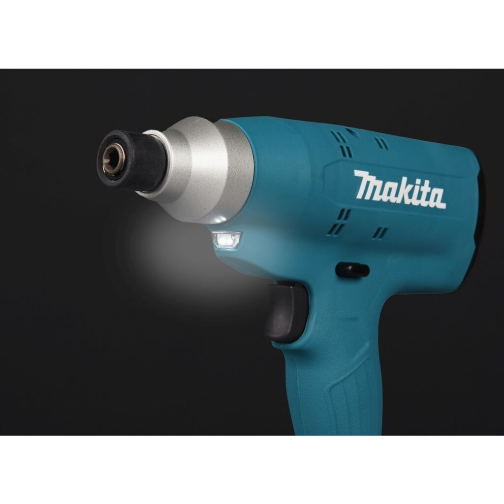 MAKITA Tarkkuusruuvinväännin LXT DFT120TMZ. Lähikuvassa Tarkkuusruuvinväännin LXT DFT120TMZ:n LED-valo.