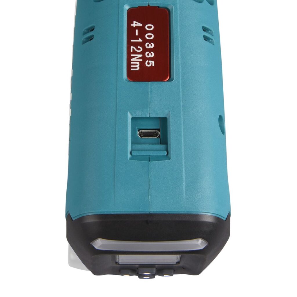 MAKITA Tarkkuusruuvinväännin LXT DFT120TMZ. Lähikuvassa Tarkkuusruuvinväännin LXT DFT120TMZ:n USB-liitäntä.