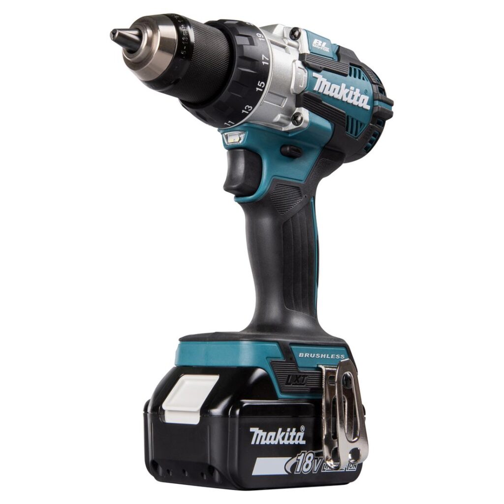 MAKITA Iskuporakone LXT DHP489RGJ. Kuvassa Iskuporakone LXT DHP489RGJ oikealta etuviistosta.