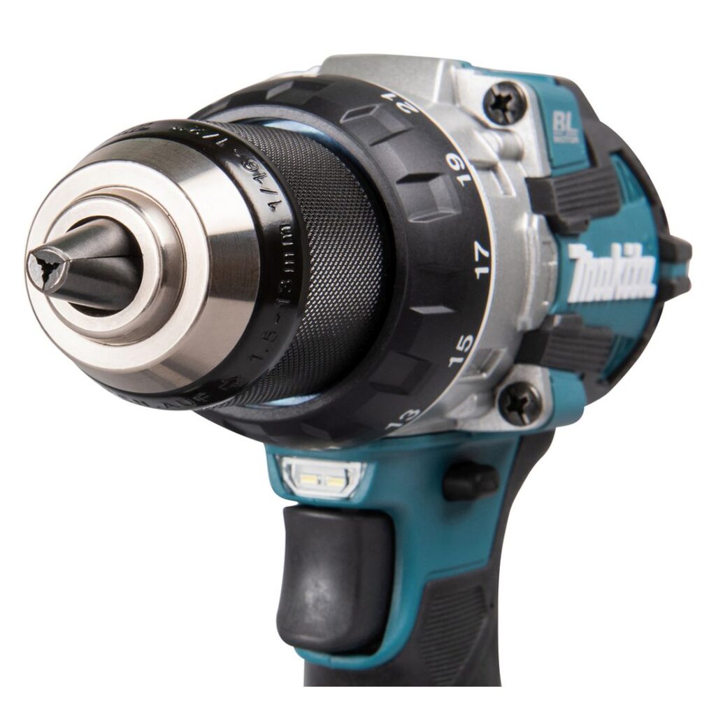 MAKITA Iskuporakone LXT DHP489RGJ. Lähikuvassa Iskuporakone LXT DHP489RGJ oikealta etuviistosta.