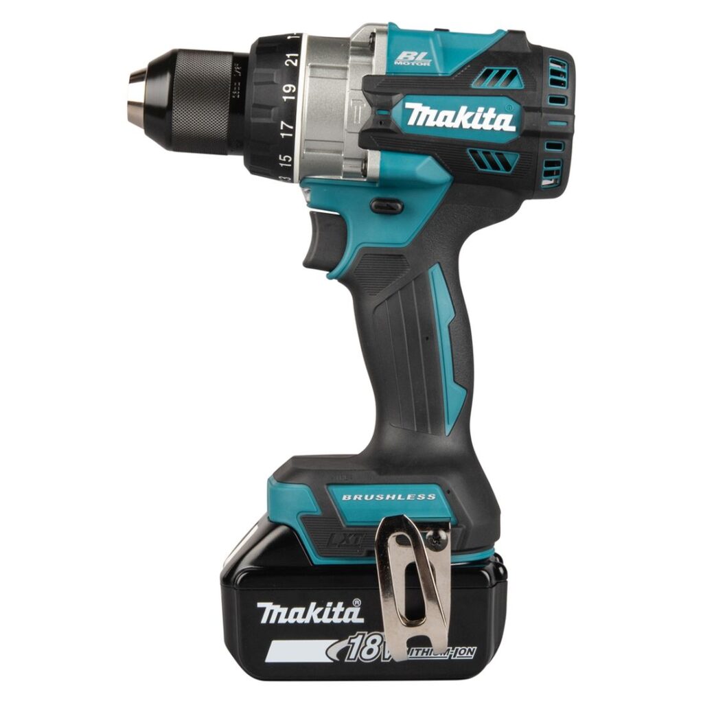 MAKITA Iskuporakone LXT DHP492. Kuvassa Iskuporakone LXT DHP492 vasemmalta sivustapäin.