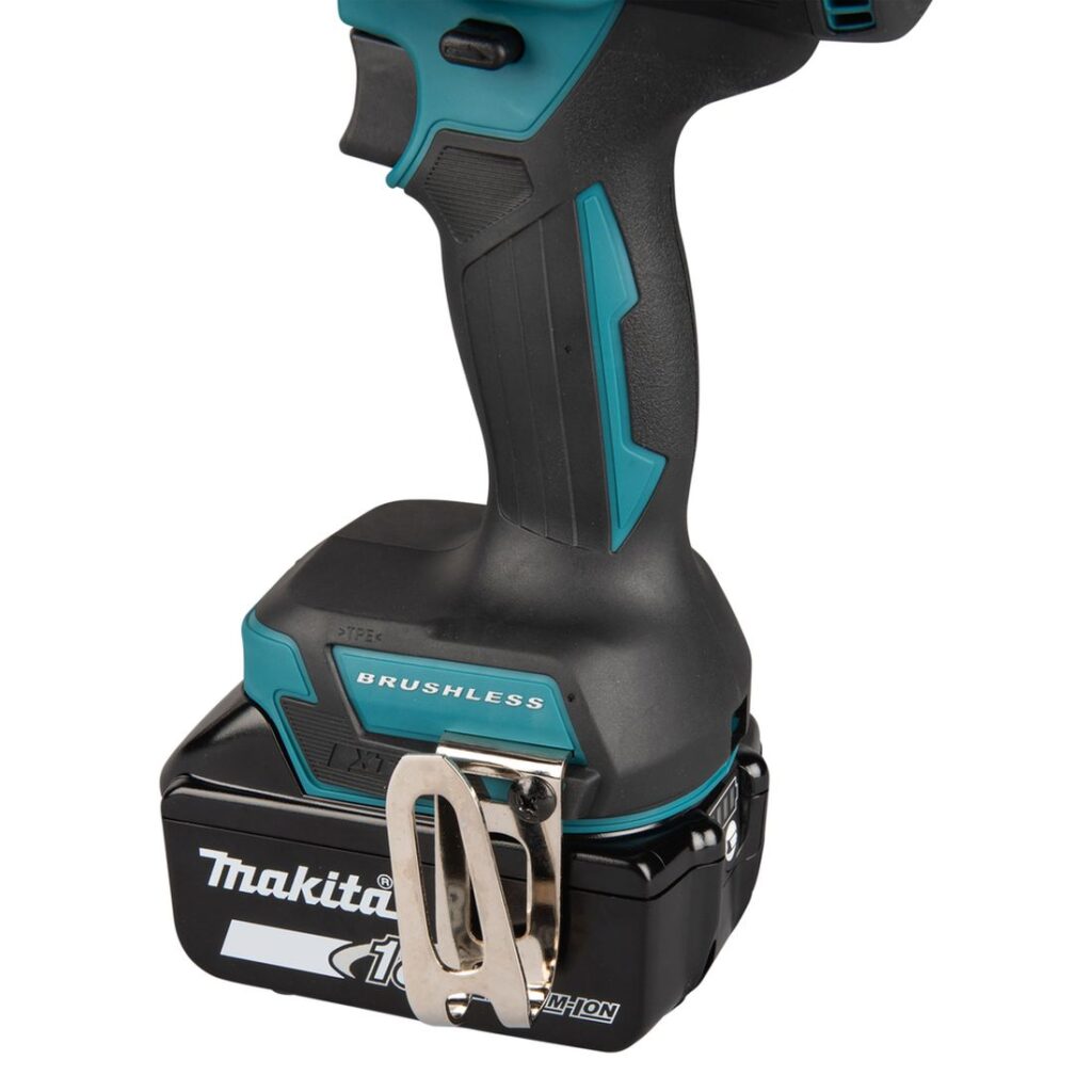 MAKITA Iskuporakone LXT DHP492. Lähikuvassa Iskuporakone LXT DHP492:n vyökoukku.