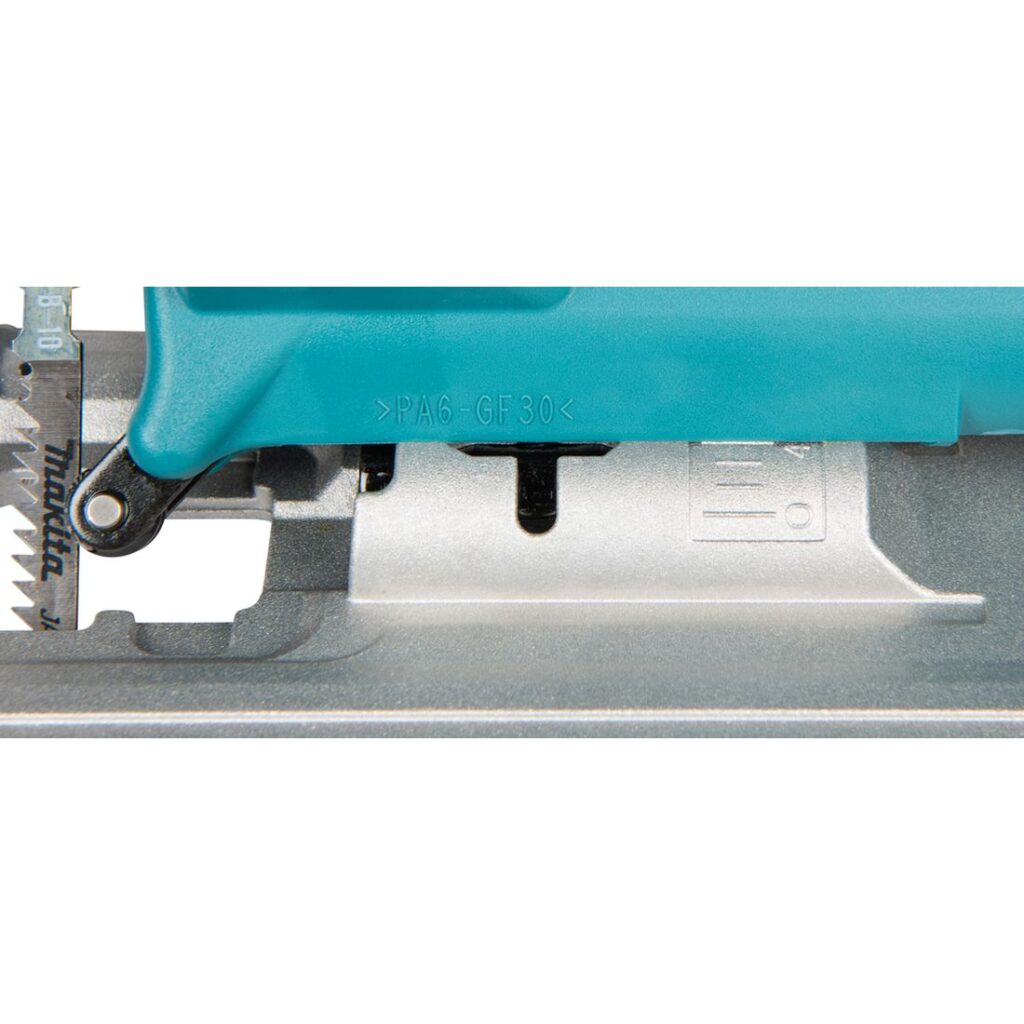 MAKITA Pistosaha LXT Basic. Lähikuvassa Pistosaha LXT:n pohjalevy sivustapäin.