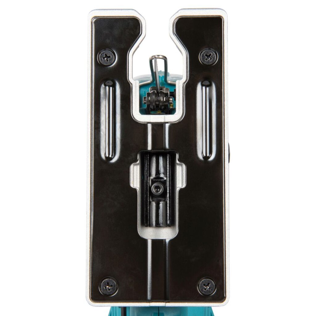 MAKITA Pistosaha LXT Basic. Lähikuvassa Pistosaha LXT:n pohjalevy alhaaltapäin.