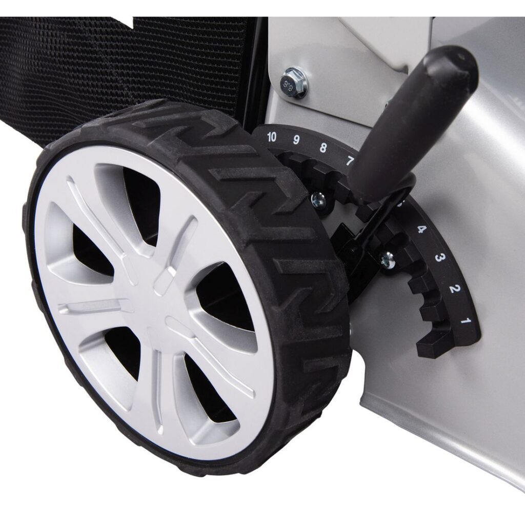 MAKITA Ruohonleikkuri LXT DLM463. Lähikuvassa Ruohonleikkuri LXT DLM463:n pyörä.