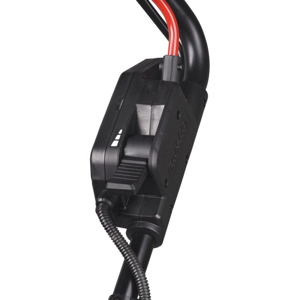 MAKITA Ruohonleikkuri LXT. Lähikuvassa Ruohonleikkuri LXT:n vetonopeudensäädin.