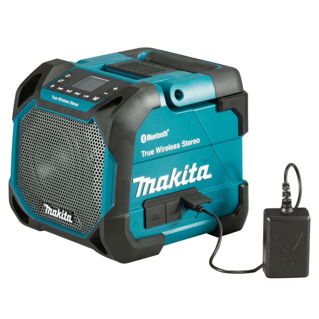 MAKITA Bluetooth -kaiutin CXT / LXT DMR203B. Kuvassa Bluetooth -kaiutin CXT / LXT DMR203B ja verkkovirta-adapteri.
