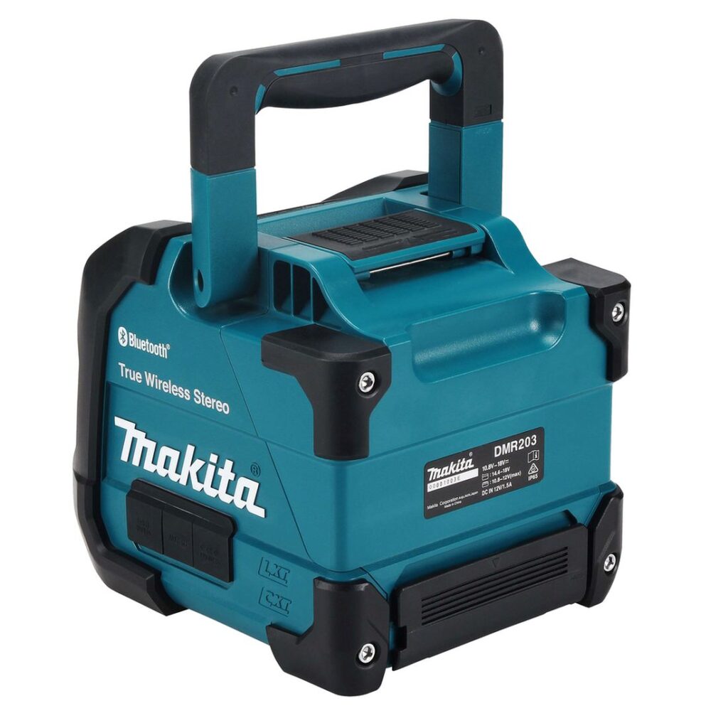 MAKITA Bluetooth -kaiutin CXT / LXT DMR203B. Kuvassa Bluetooth -kaiutin CXT / LXT DMR203B vasemmalta takayläviistosta.