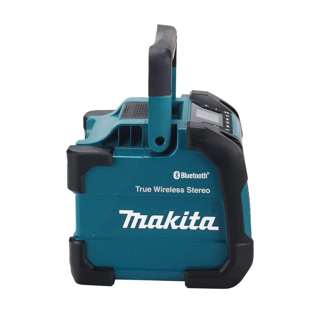 MAKITA Bluetooth -kaiutin CXT / LXT DMR203B. Kuvassa Bluetooth -kaiutin CXT / LXT DMR203B vasemmalta sivustapäin yläviistosta.