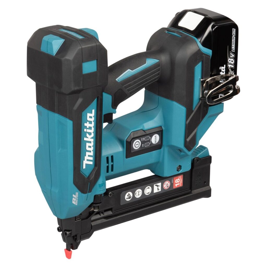 MAKITA Hakasnaulain LXT DST630. Kuvassa Hakasnaulain LXT DST630 oikealta etuyläviistosta.