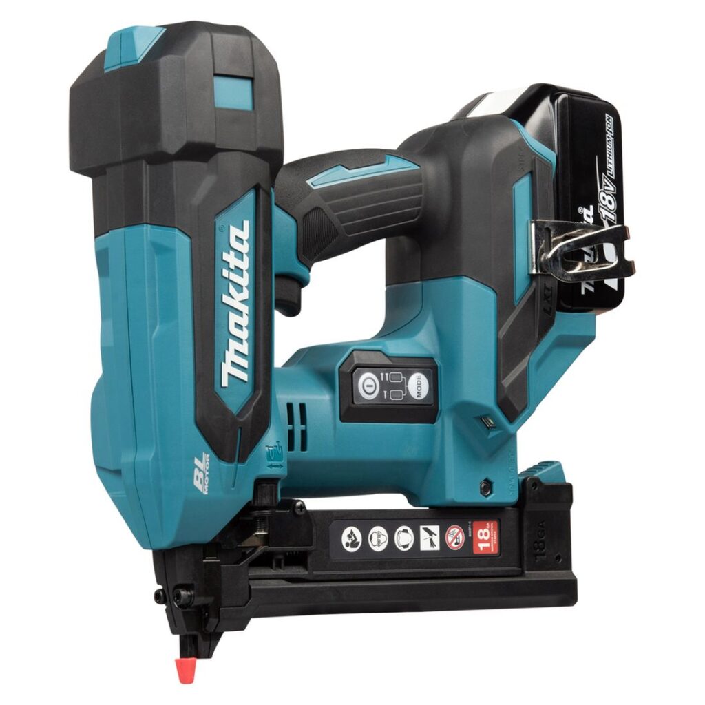 MAKITA Hakasnaulain LXT DST630. Kuvassa Hakasnaulain LXT DST630 oikealta etuviistosta.