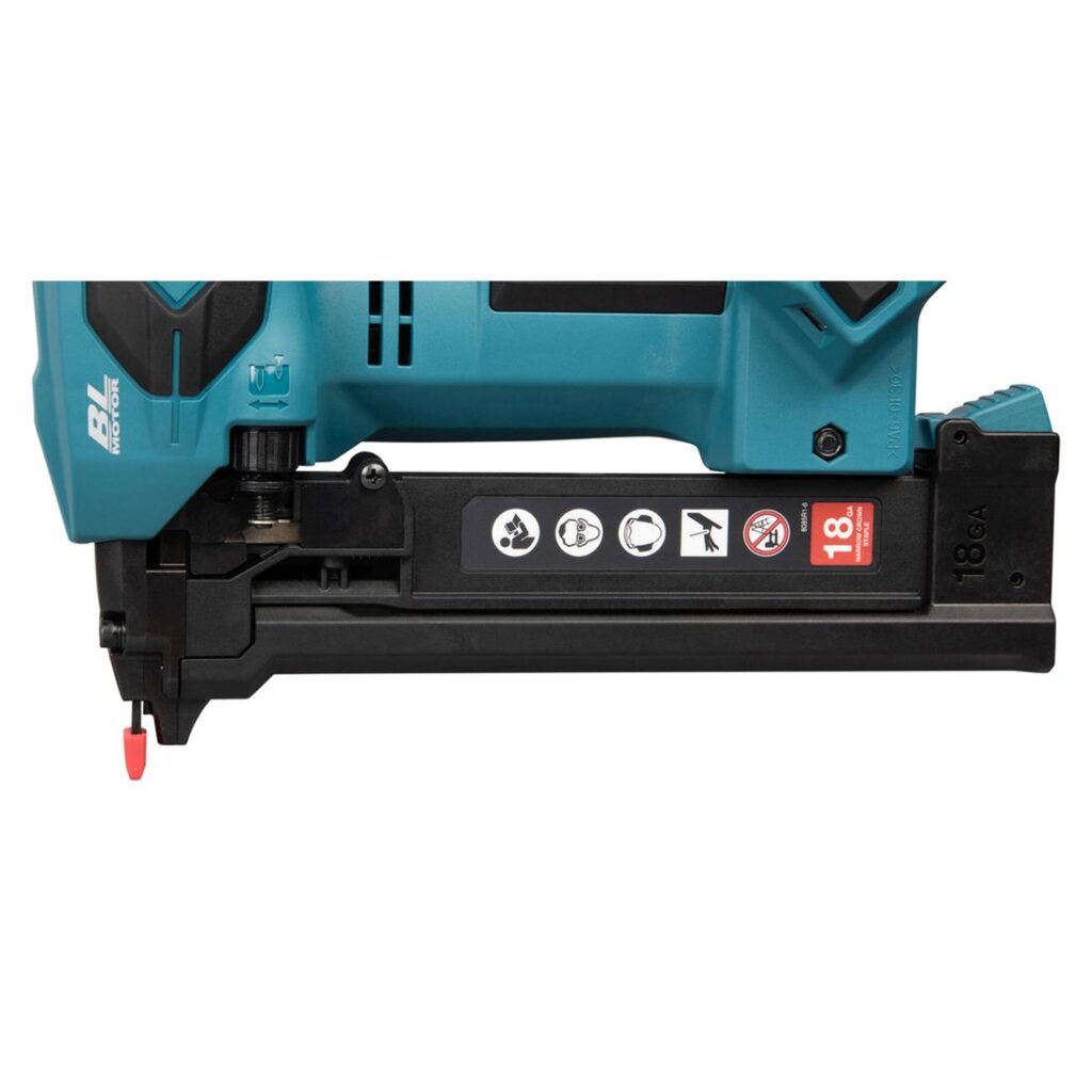 MAKITA Hakasnaulain LXT DST630. Lähikuvassa Hakasnaulain LXT DST630:n lipas.