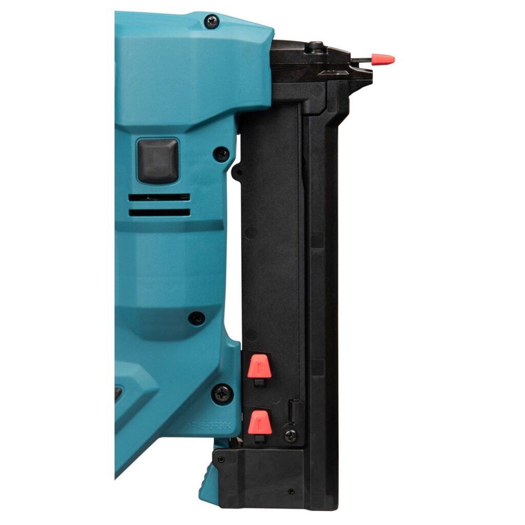 MAKITA Hakasnaulain LXT DST630. Lähikuvassa Hakasnaulain LXT DST630:n lipas.