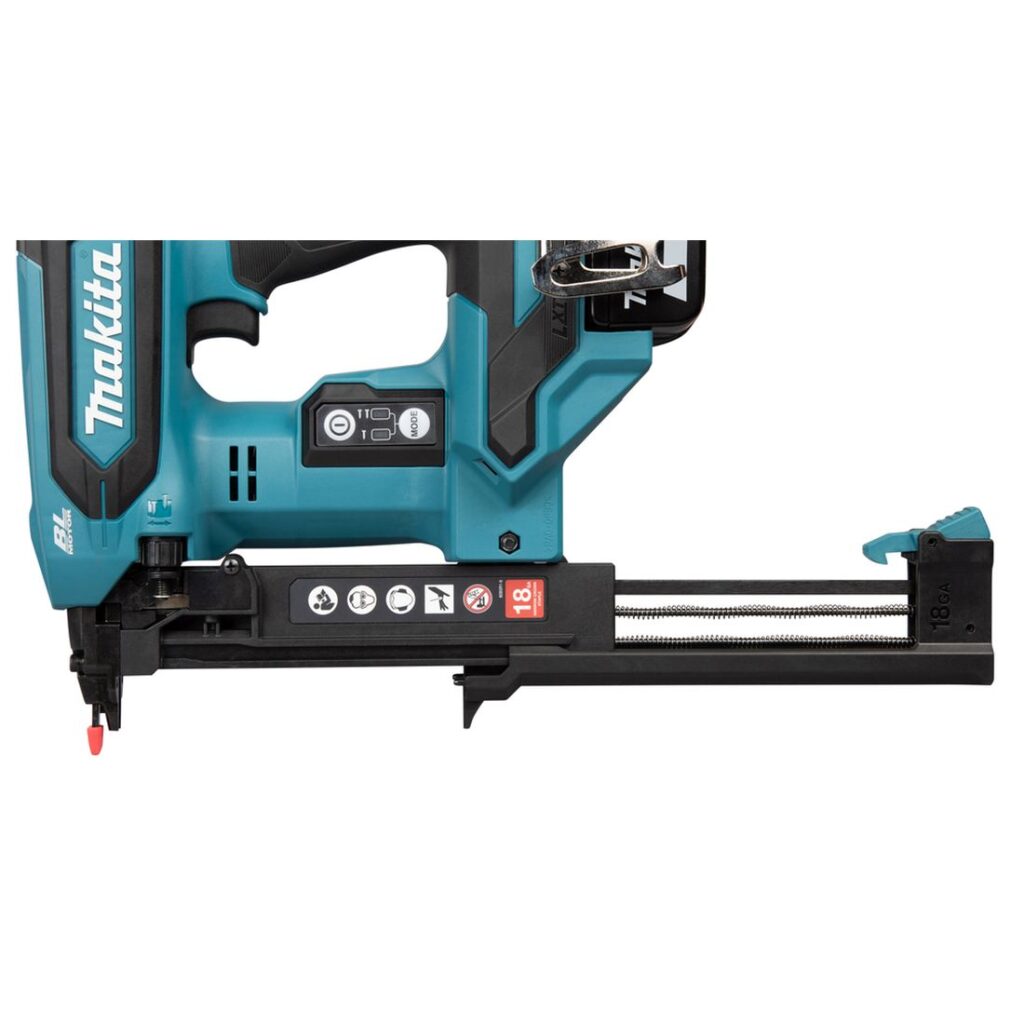 MAKITA Hakasnaulain LXT DST630. Lähikuvassa Hakasnaulain LXT DST630:n lipas.