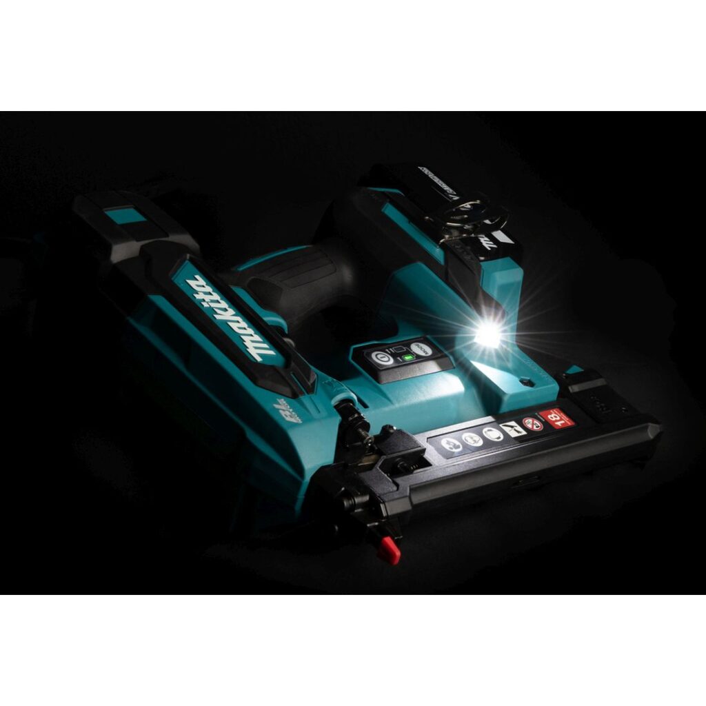 MAKITA Hakasnaulain LXT DST630. Lähikuvassa Hakasnaulain LXT DST630:n LED-valo.