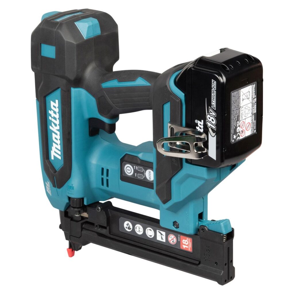 MAKITA Hakasnaulain LXT DST630. Kuvassa Hakasnaulain LXT DST630 vasemmalta takayläviistosta.
