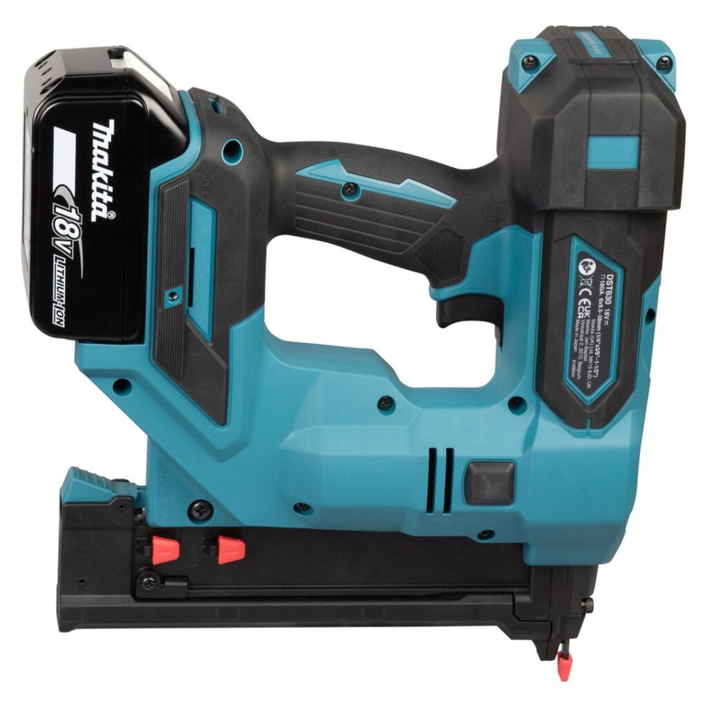 MAKITA Hakasnaulain LXT DST630. Kuvassa Hakasnaulain LXT DST630 oikealta sivustapäin yläviistosta.