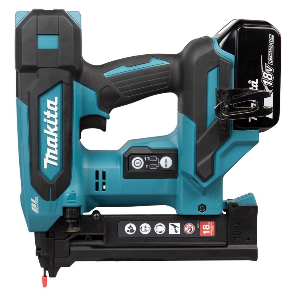 MAKITA Hakasnaulain LXT DST630. Kuvassa Hakasnaulain LXT DST630 vasemmalta sivustapäin.