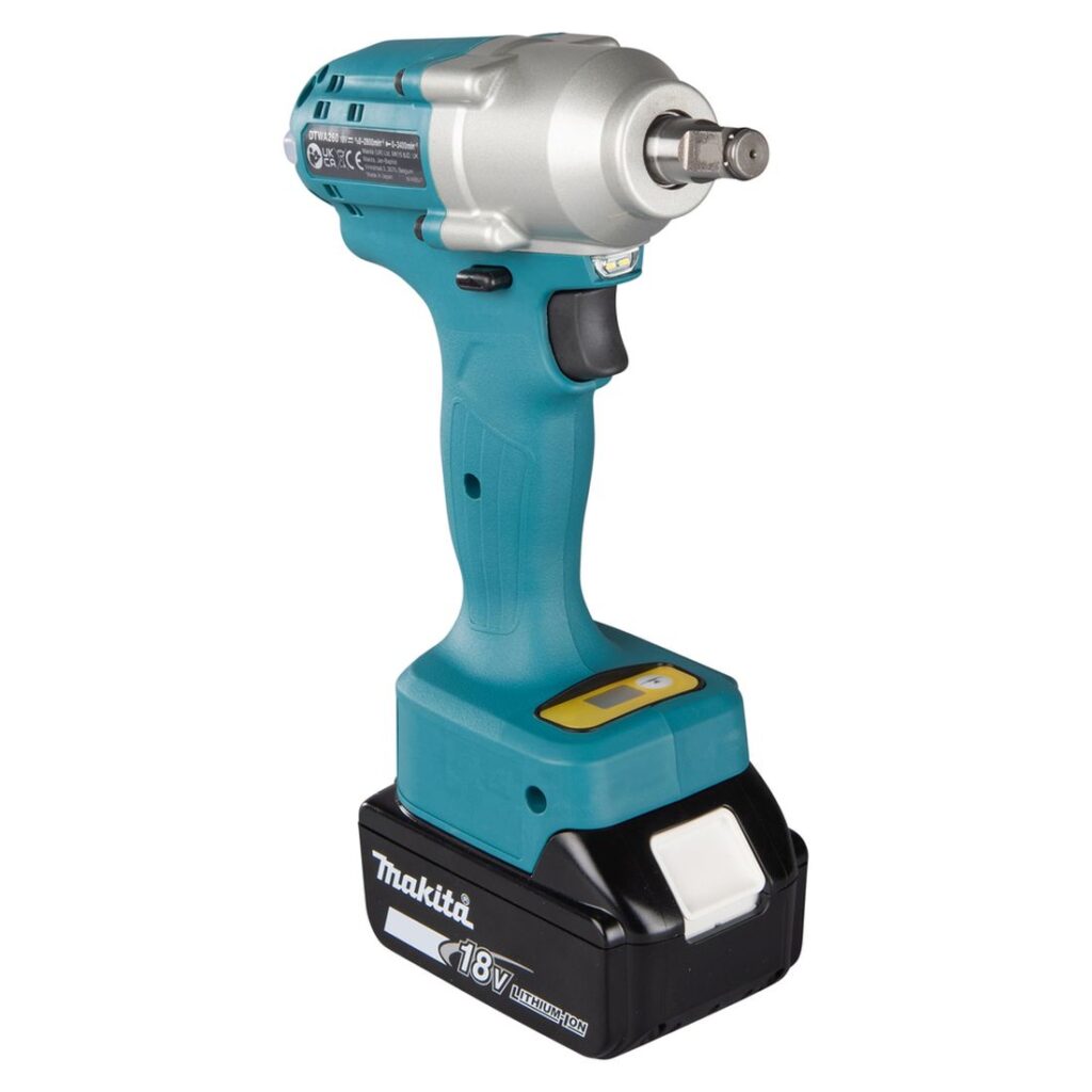 MAKITA Iskevä mutterinväännin LXT DTWA260. Kuvassa Iskevä mutterinväännin LXT DTWA260 vasemmalta etuyläviistosta.