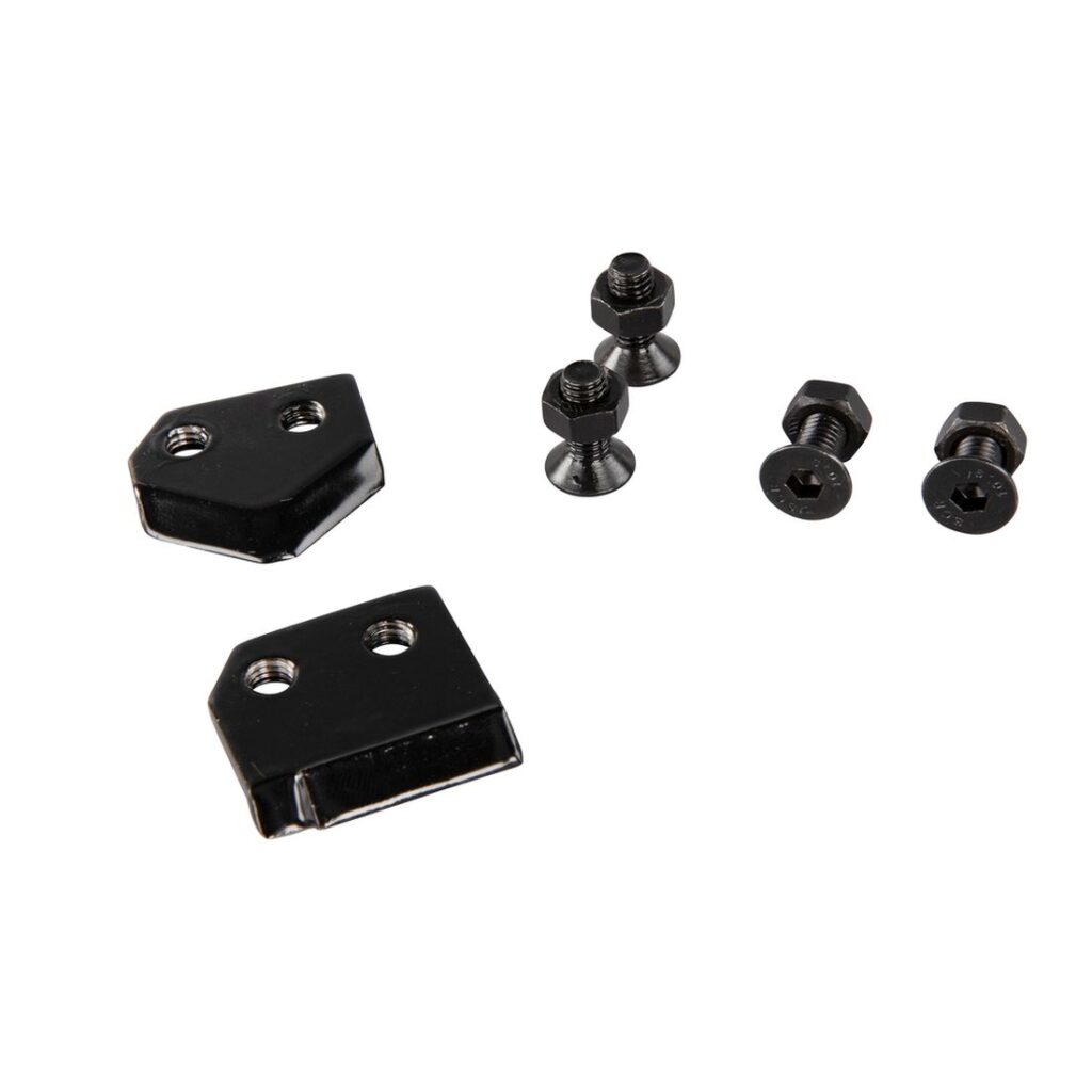 MAKITA Varateräpari maakairaan 100 mm, sisältää kiinnitysruuvit. Kuvassa Varateräpari maakairaan 100 mm, sisältää kiinnitysruuvit oikealta etuyläviistosta.