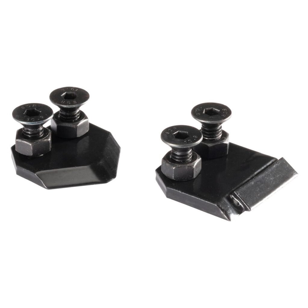 MAKITA Varateräpari maakairaan 100 mm, sisältää kiinnitysruuvit. Kuvassa Varateräpari maakairaan 100 mm, sisältää kiinnitysruuvit oikealta etuyläviistosta.