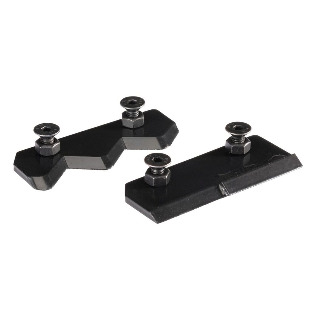 MAKITA Varateräpari maakairaan 200 mm, sisältää kiinnitysruuvit. Kuvassa Varateräpari maakairaan 200 mm, sisältää kiinnitysruuvit oikealta etuyläviistosta.