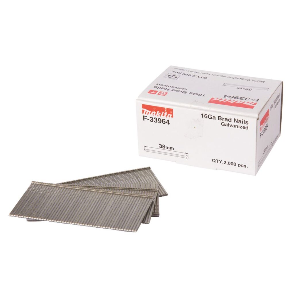 MAKITA Dyckert naula 1,6 x 38 mm, 16Ga, 2000 kpl. Kuvassa Dyckert naula 1,6 x 38 mm, 16Ga, 2000 kpl pakkaus suljettuna oikealta etuyläviistosta.