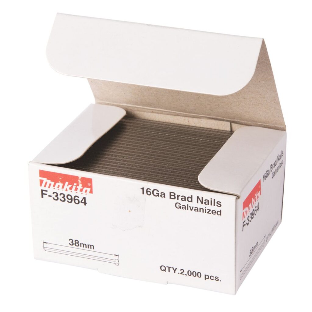 MAKITA Dyckert naula 1,6 x 38 mm, 16Ga, 2000 kpl. Kuvassa Dyckert naula 1,6 x 38 mm, 16Ga, 2000 kpl pakkaus avoinna oikealta etuyläviistosta.